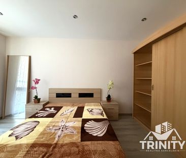 Na prenájom kompletne zariadený 3-izbový byt s balkónom v meste Nov... – Fotografia 4
