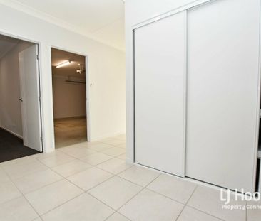 MODERN FAMILY HOME WITH MULTIPLE LIVING AREAS! - Photo 5