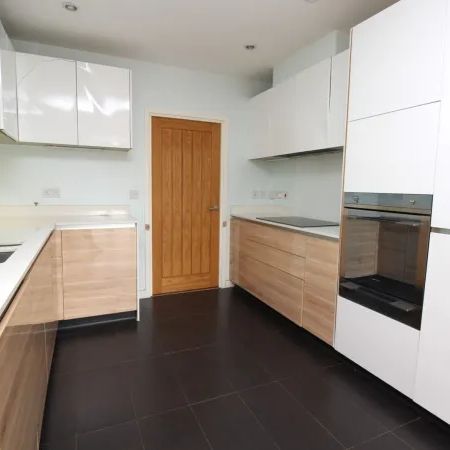 RM3, Ashflower Drive, Romford - Photo 1