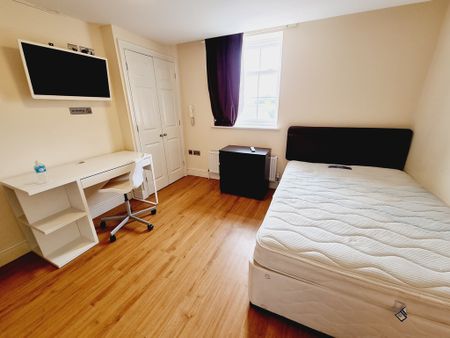 9 Bed Student Accommodation - Photo 5