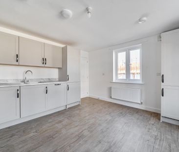 4 bedroom semi-detached house to rent - Photo 5