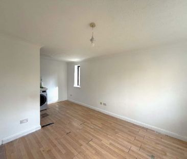 Swan Drive, NW9, London - Photo 2