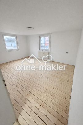 Helle Wohnung mit moderner Einbauküche, Balkon und PKW-Stellplatz - Photo 1