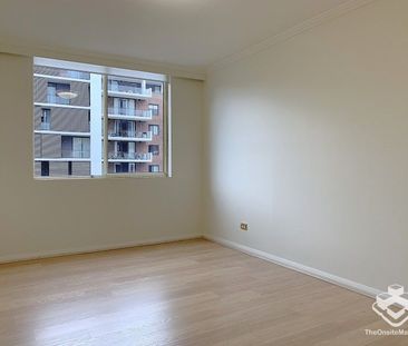 Bright and Spacious Apartment with Floorboards throughout - Photo 6