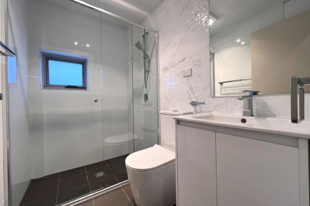 Large 2 Bedroom Modern Apartment - Photo 1