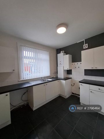 3 bedroom end of terrace house to rent - Photo 4