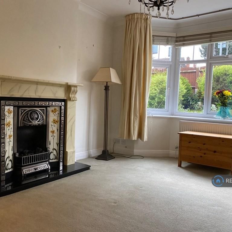 4 bedroom end of terrace house to rent - Photo 1