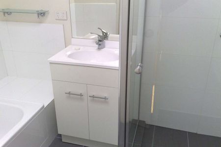 Charming Two-Bedroom Townhouse in a Sought-After Maribyrnong Location - Photo 3