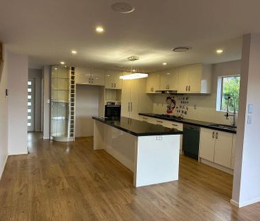 Spacious and Sunny 5 bedroom house in New Lynn! - Photo 4