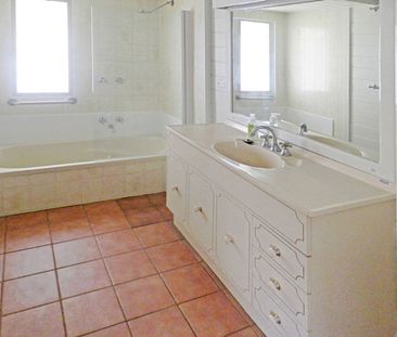 THREE BEDROOM RETREAT ON MORONEY STREET - Photo 3