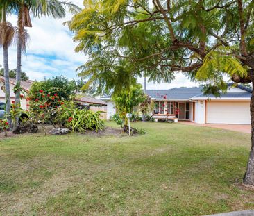 Four bedroom family home with a massive backyard - Photo 6