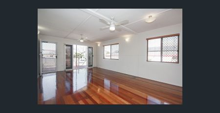 Enjoy the seab breezes on your front verandah and watch the world go by - Photo 5