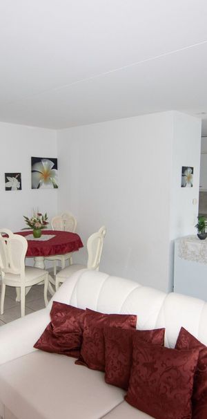 Light-flooded 2.5-room apartment with modern comfort in the heart of Dielsdorf - Photo 2