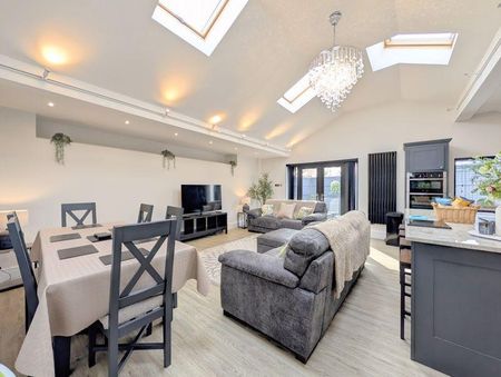 4 bedroom semi-detached house to rent - Photo 5