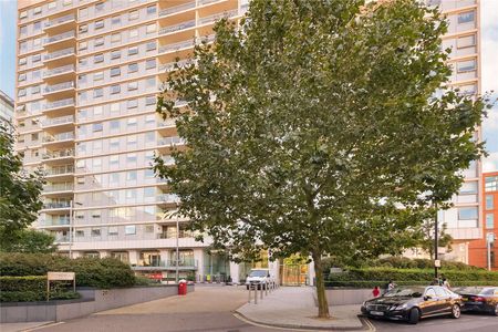 Generous 3 - 4 bedroom lateral apartment of over 1,500 sq. ft. with epic views from the 11th floor of a highly regarded building with parking and 24/7 concierge. - Photo 4