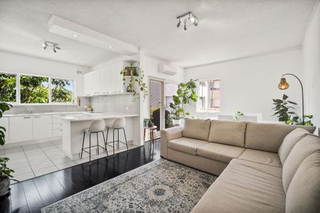 Easy Beach Lifestyle in a Fresh and Bright Apartment - Photo 3