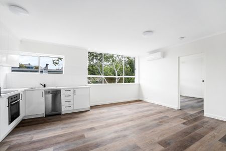Bright One bedroom in South Yarra - Photo 4