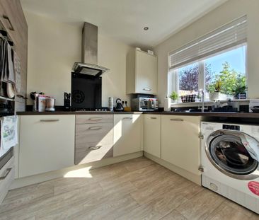 2 bedroom end of terrace to let - Photo 5