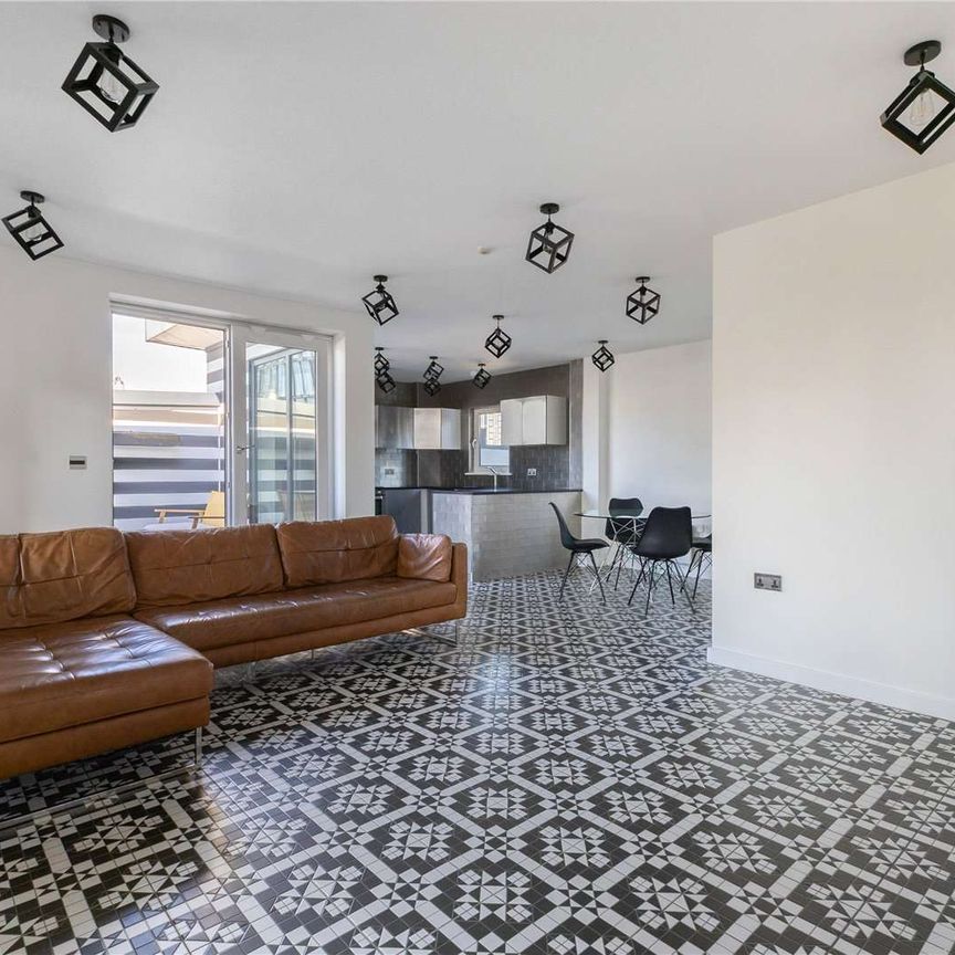 Over 1000sqft luxury 3 bed penthouse, stunning outdoor terrace and parking! - Photo 1