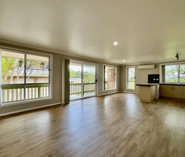 Spacious 3-Bedroom Home with Dual Car Garage! - Photo 6