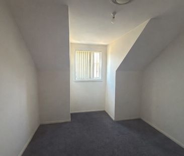 WELL PRESENTED TOWNHOUSE/ WITH EVERYTHING YOU NEED! - Photo 2