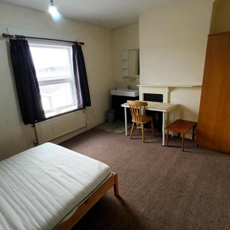 1 bedroom in a house share to rent - Photo 1