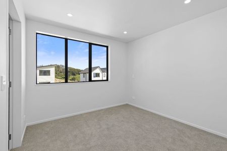 Brand new 3-bedroom Townhouse in fabulous Whitby - Photo 3