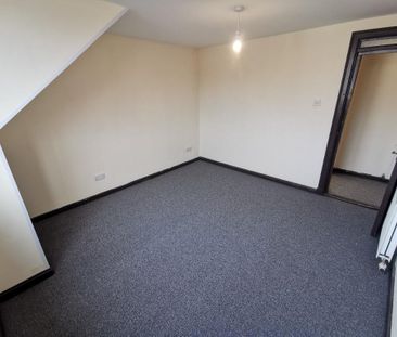 3 bedroom flat to rent - Photo 4