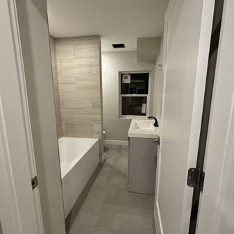 1BR ground-floor suite - Photo 1