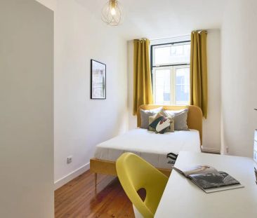 Room in a shared 13-bedroom apartment for rent in Lisbon. - Photo 1