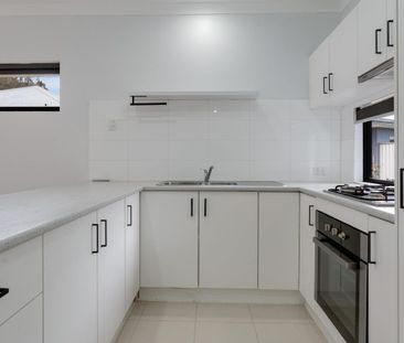 KELMSCOTT - 3X2 - LOW-MAINTENANCE HOME IN CONVENIENT LOCATION - Photo 3