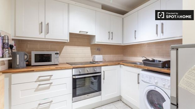 Bed in a twin room in a 2-bedroom flat in Silicon Docks - Photo 1