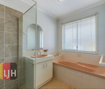 AIR CONDITIONED THREE BEDROOM HOME IN GREAT LOCATION! - Photo 5