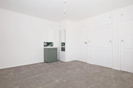 5 bedroom detached house to rent - Photo 4