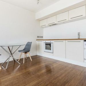 1 Bed Flat, Greenhouse, LS11 - Photo 2