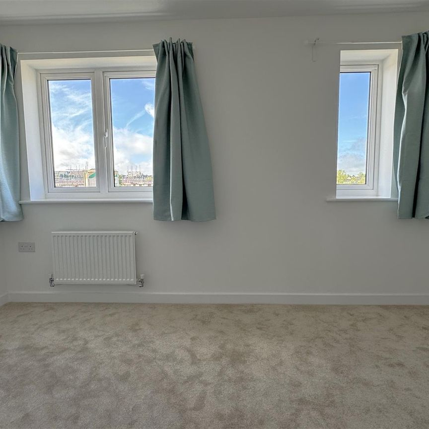 Lullus Way, Malmesbury, SN16 - Photo 1
