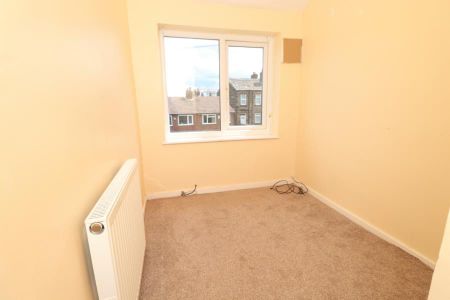 3 Bed Terraced House, Springfield Rise, LS18 - Photo 2