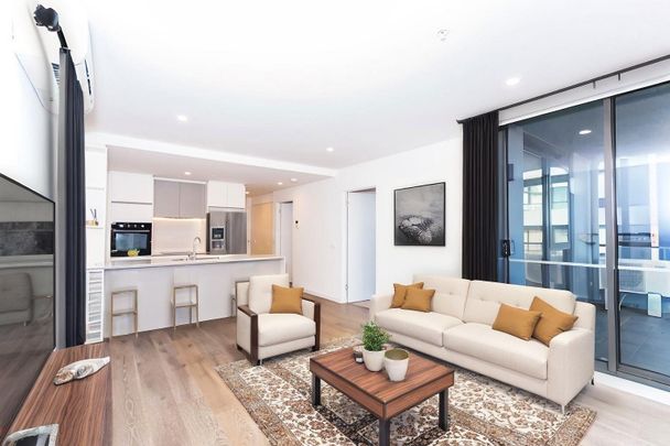 Sophisticated Style meets Effortless Convenience - Photo 1