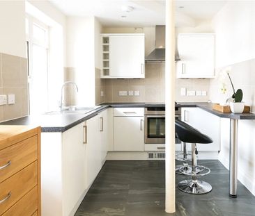 A modern studio flat situated in a period building ideally located ... - Photo 3