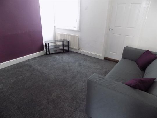 3 bedroom Flat To Let - Photo 1