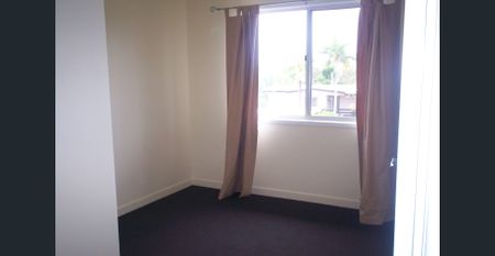 LOW MAINTENANCE 2 BEDROOM UNIT WITH AIR-CONDITIONING & PRIVATE OUTDOOR AREA! - Photo 3