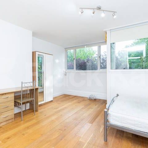 Bright and modern refurbished three / four double bedroom flat with balcony - Photo 1