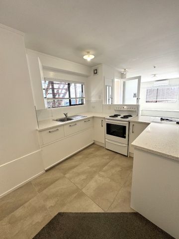 Convenient West Harbour Locationi - Photo 3