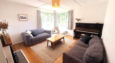 Beautiful 3 Bedroom Home - Photo 2