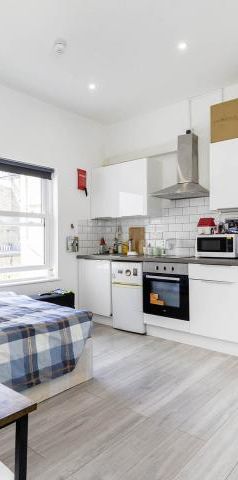 Modern Studio - Photo 1