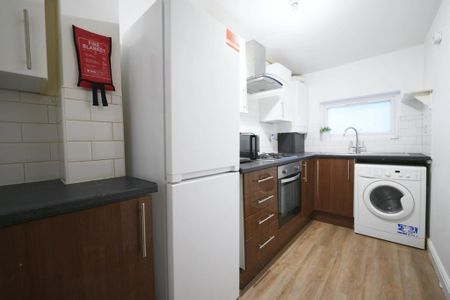 4 bedroom flat share to rent - Photo 4