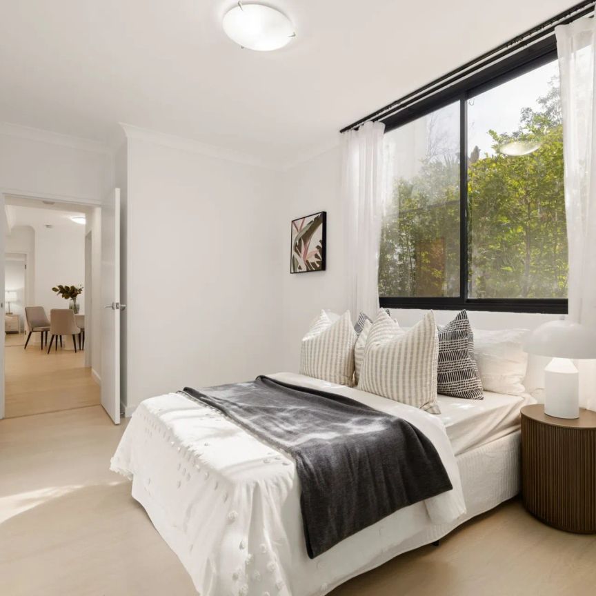 Modern villa-style apartment with lush garden views - Photo 1