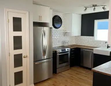 BEAUTIFUL MAIN FLOOR AVAILABLE | 2031 51 Avenue Southwest, Calgary - Photo 1