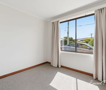 Comfortable Two-Bedroom Ground Floor Unit Near the Beach - Photo 3