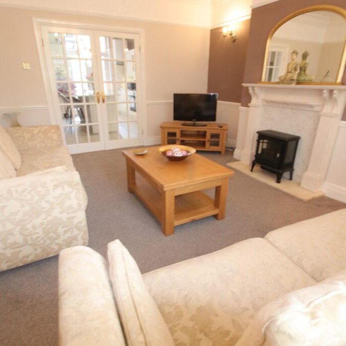 2 bedroom ground floor flat to rent - Photo 1